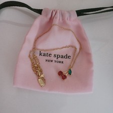 Kate Spade-Collier avec des