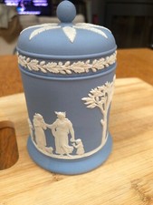 WEDGWOOD Boite à biscuits à décors antique en relief  13cm - porcelaine anglaise