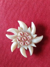Broche en os sculpté Vintage représentant une fleur d'edelweiss