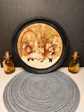 Assiette murale, rétro, art déco en plâtre représentant une scène de taverne.