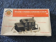 BACHMANN HO SCALE HOUSE UNDER