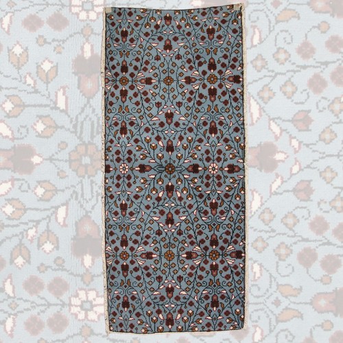 Tapis bleu vintage - main,