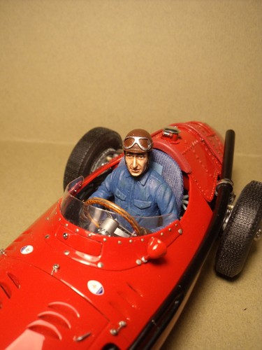 Figurine fangio driving - 1/18,