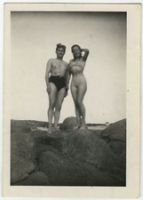 PHOTO ANCIENNE - HOMME FEMME SEXY MER SLIP DE BAIN GAY - SEA - Vintage Snapshot