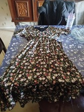 robe fleurie sur fond noir