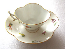 Tasse et soucoupe Meissen quadrilobe à décor de « fleurs éparpillées »