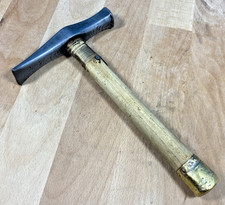 Ancien marteau de métier chaudronnier acier manche bois protection laiton