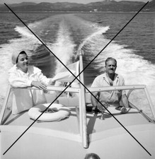 PHOTO DE RAYMOND LOEWY ET SA FEMME ANNEES 60