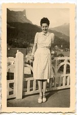 Jeune femme rambarde paysage