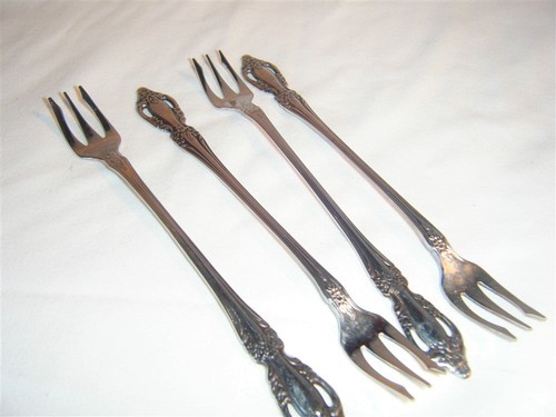 Oneida stainless set 4 - stainless,