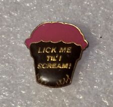 Pin's LICK ME TILL SCREAM ! Humoristique Sex Fun Humour Anglais Épinglette Pin
