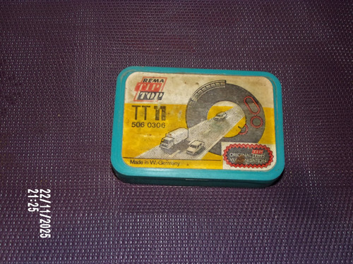 Boite plastique bleue - boite, vide