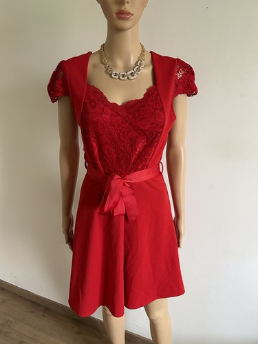 Robe rouge avec - , dentelle