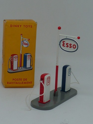 Station service esso - station, pour