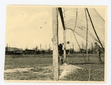 PHOTO Stober Freiburg, cage de foot ballon goal militaire en fond