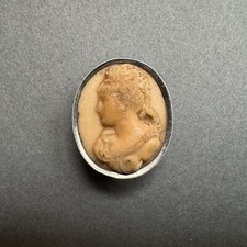 Broche en concrétion calcaire profil de femme monture en argent fin XIXe M2439