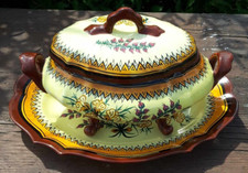 Soupière avec couvercle sur plat ovale assortis en faïence HENRIOT Quimper