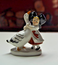 ANCIENNE FIGURINE ALSACIENNE AVEC SON OIE PORTE-PIQUE