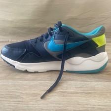 Basket NIKE bleu taille 40. En
