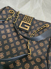 GUESS grand sac à logo marron foncé et doré multi poches et zip à l'intérieur