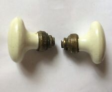 paire de boutons poignee de porte anciennes en laiton et porcelaine P2