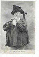 29  BRETAGNE  JOUEUR DE BINIOU