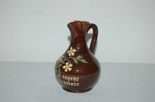 Terre cuite vernissée 13.5 cm , petite carafe , la grande enjambée ,motif fleur