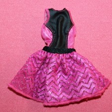 Robe rose et noire poupée