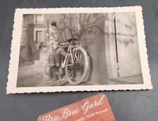 PHOTO ANCIENNE VINTAGE SNAPSHOT ENFANT VELO RANDONNEUSE 1950 OLD BIKE PEUGEOT