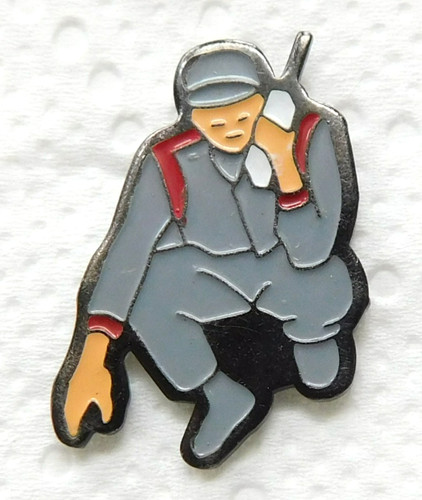 Pin militaire accroupi - pin's,