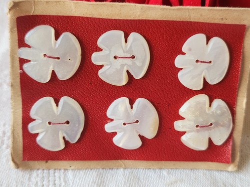 Rare petite plaque boutons
