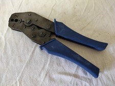 Outil à main Pince à sertir pour cosses électrique isolées bleu et rouge