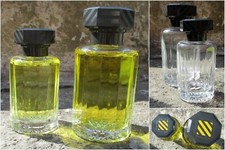 2 anciens flacons de parfum factices. Nina Ricci Club (vides). 13 et 11 cm.