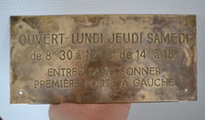 Ancienne plaque de rue (laiton / cuivre) gravée des 2 côtés "Ouvert les ..."
