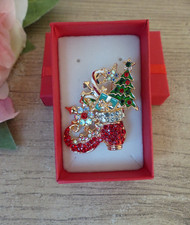 Broche Botte de Noël en métal doré – pierres rouges et strass - Bijoux des Lys