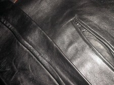 Veste de peau noire taillée, à finir. T.B.Qualité.