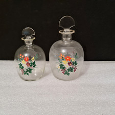 2 carafes en verre à décor