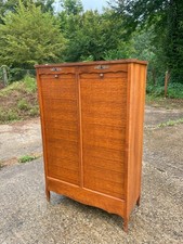 Petit classeur en bois à 2 rideaux en bon état .