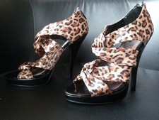 sandales motif leopard de la marque schuh talon aiguille taille 37
