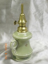 ANCIENNE LAMPE  PETROLE PIGEON PORCELAINE VERT CELADON OIL LAMP
