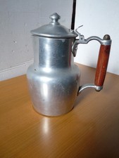 Joli pichet aluminium  avec couvercle et poignée  - Vintage