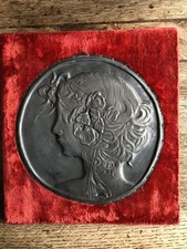 Bas relief, médaillon en