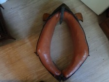 Ancien COLLIER de CHEVAL en cuir et bois et peau.