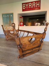 Ancien berceau en bois massif à bascule, de style Savoyard du XIXeme siècle, 92
