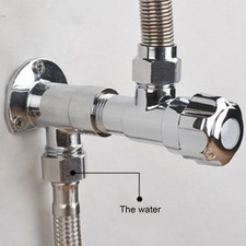 Robinetterie d'eau ouverte