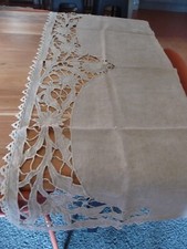 Linge ancien Dessus de meuble lin beige  brodé de fleurs  (