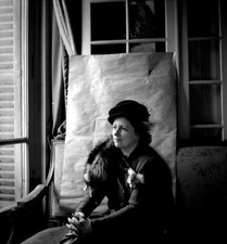 Portrait femme assise étole fourrure  - ancien négatif photo an. 1950