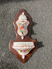 Fontaine murale en faïence fleurie avec réservoir et bassin XIX