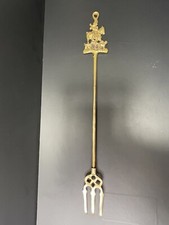 Ancienne Fourchette à Griller ou à Cheminée en Laiton - Scène de Chasse à Courre