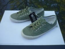 1 paire de basket kaki pour femme .